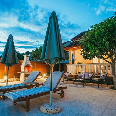 Holiday House Stella With Pool & Jacuzzi Zmijavci