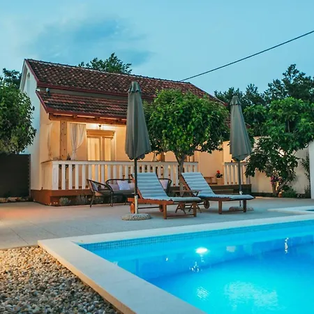 Holiday House Stella With Pool & Jacuzzi Holiday home
